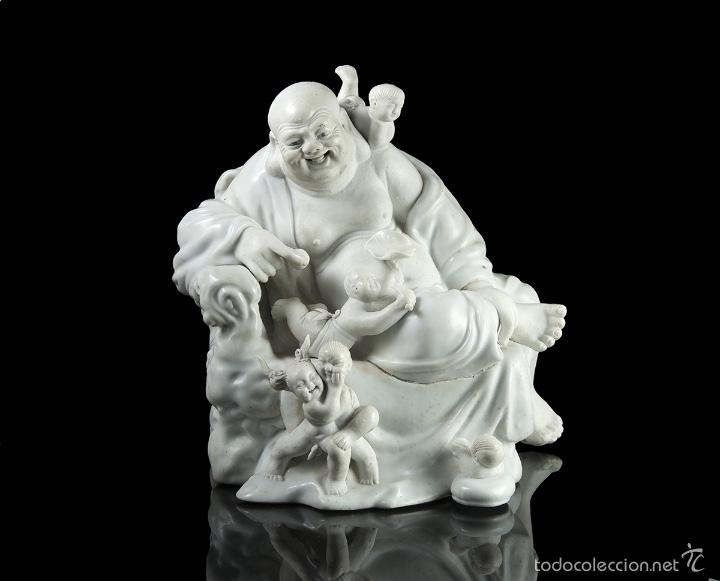 Buda en porcelana China rodeado de niños